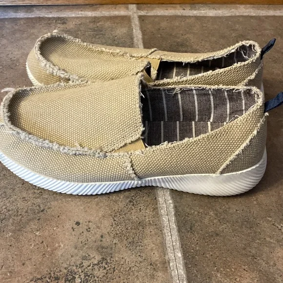 Tan slip on shoes - Picture 3 of 5